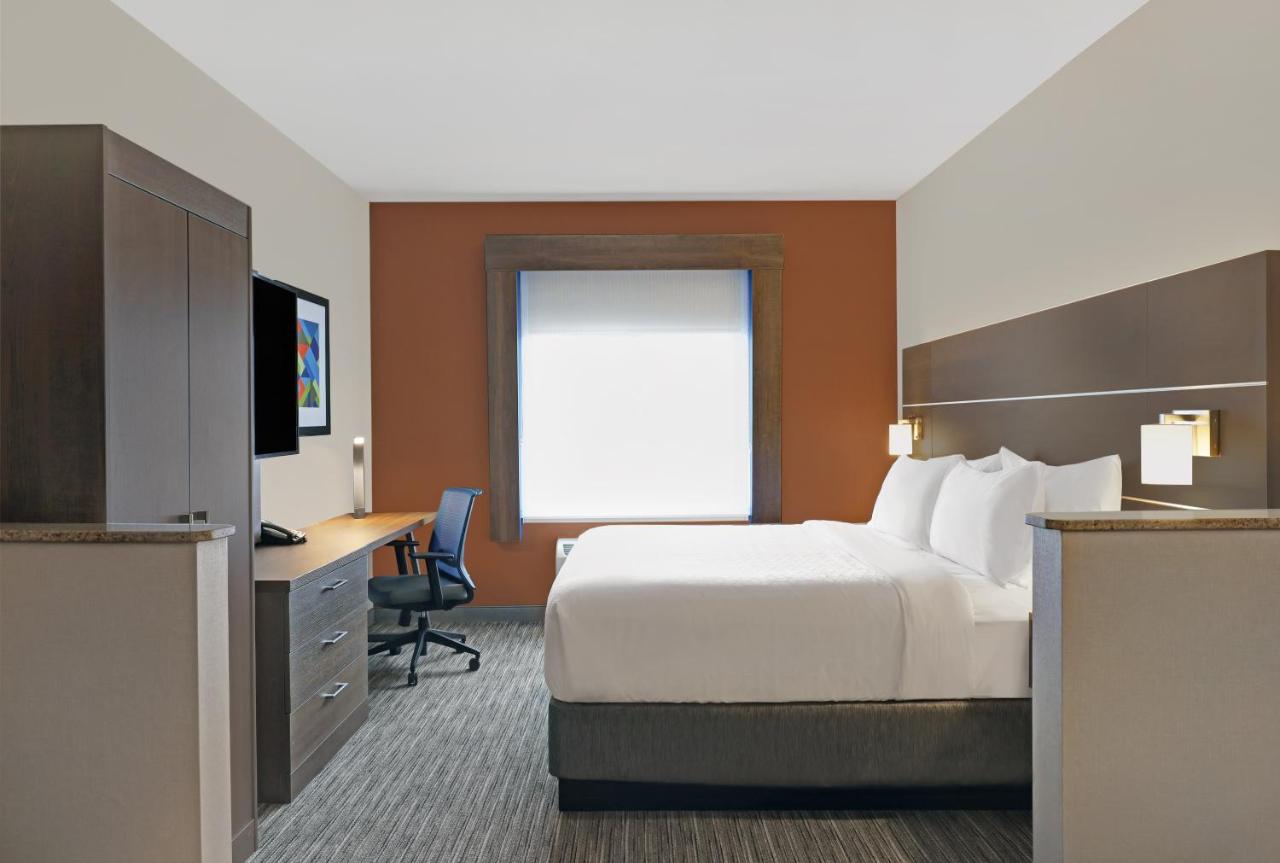 King Suite with Sofa Bed at Holiday Inn Express Hotel & Suites NEWPORT by IHG