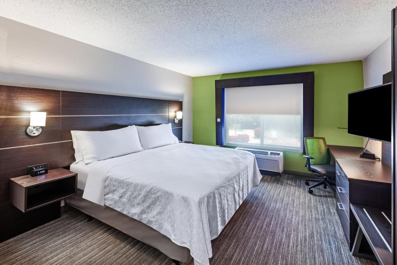 King Room with Bath Tub - Disability Access/Non-Smoking at Holiday Inn Express New Orleans East by IHG