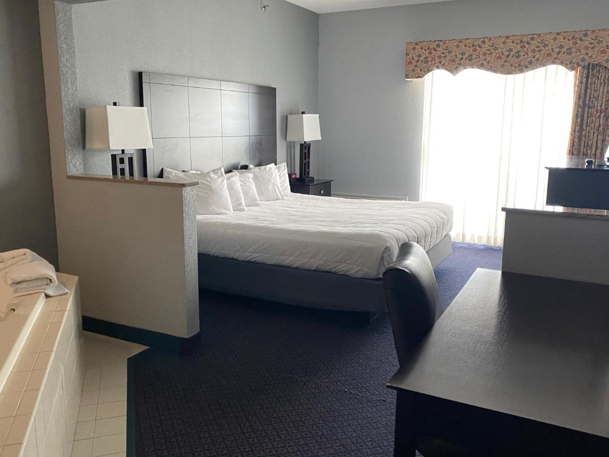 King Suite with Jacuzzi - Lakeside - Non-Smoking at Lakeside Resort and Conference Center
