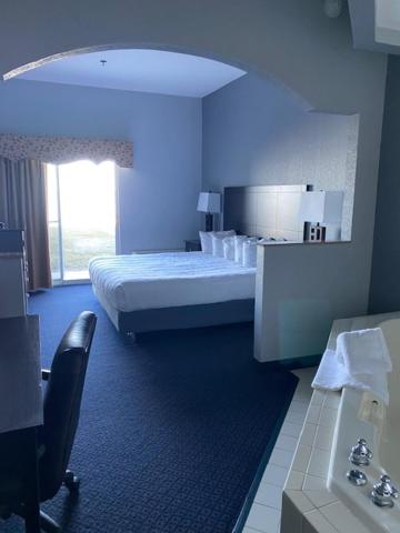 King Suite with Jacuzzi - Lakeside - Non-Smoking at Lakeside Resort and Conference Center