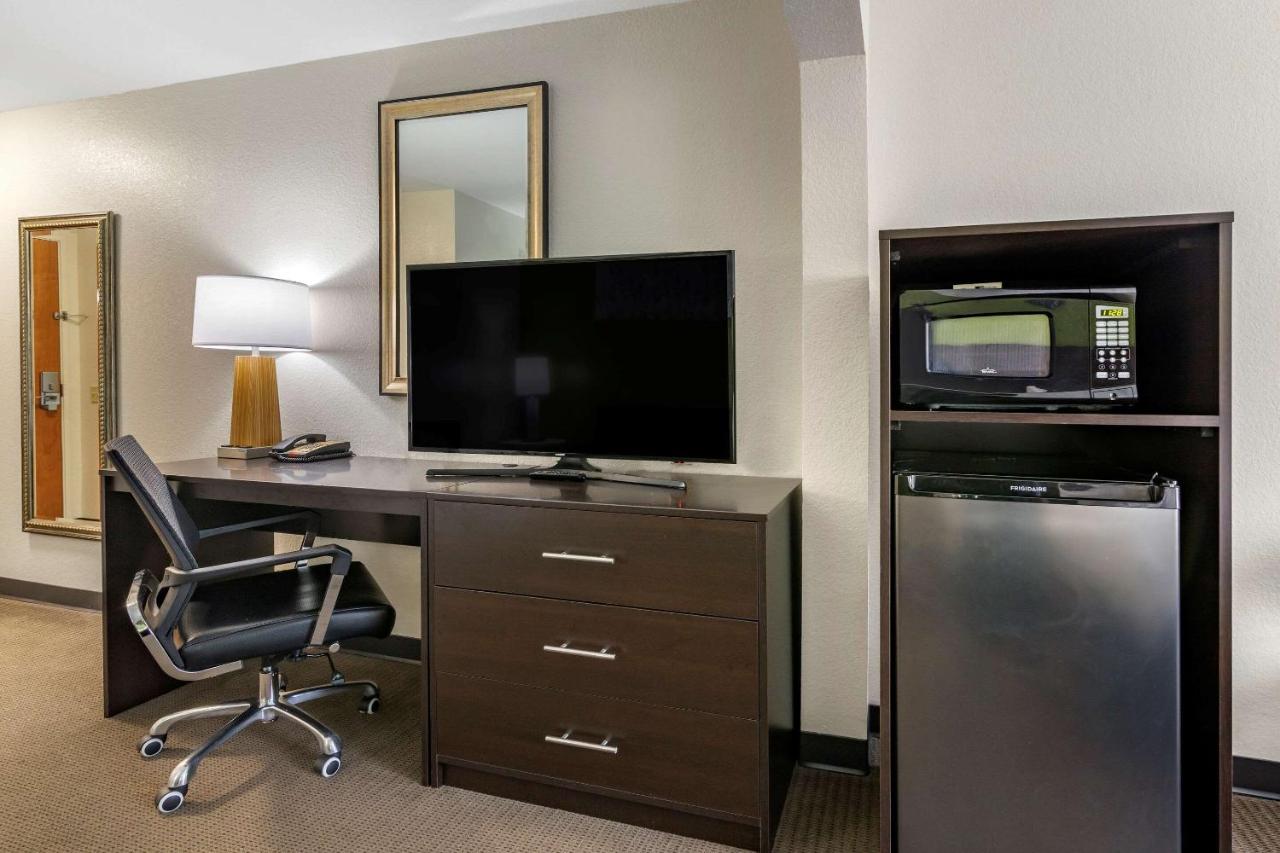 King Suite with Sofa Bed - Non-Smoking at Sleep Inn & Suites Brunswick North