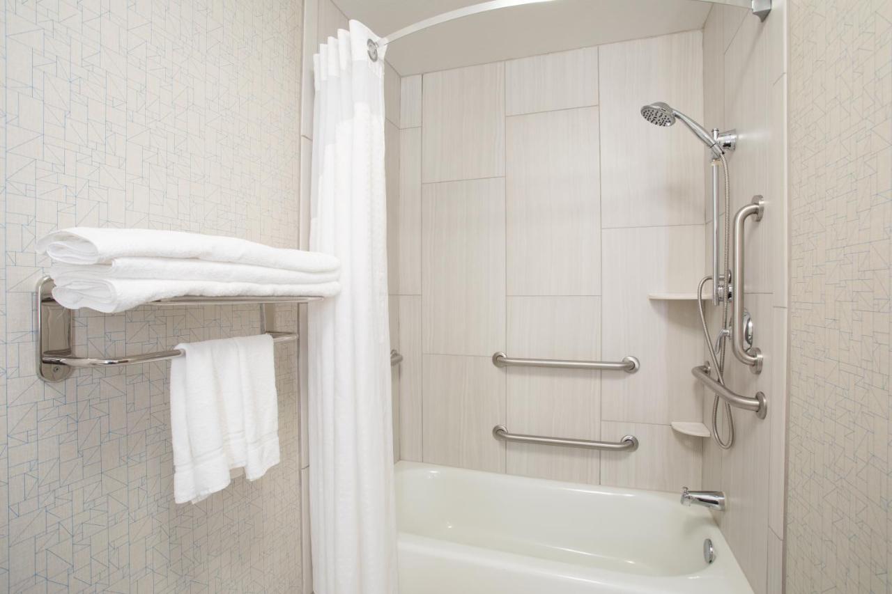 King Room at Holiday Inn Express Hotel & Suites Longmont by IHG