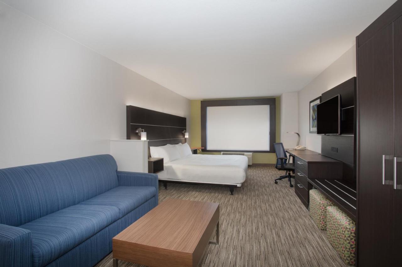 King Suite at Holiday Inn Express Hotel & Suites Longmont by IHG
