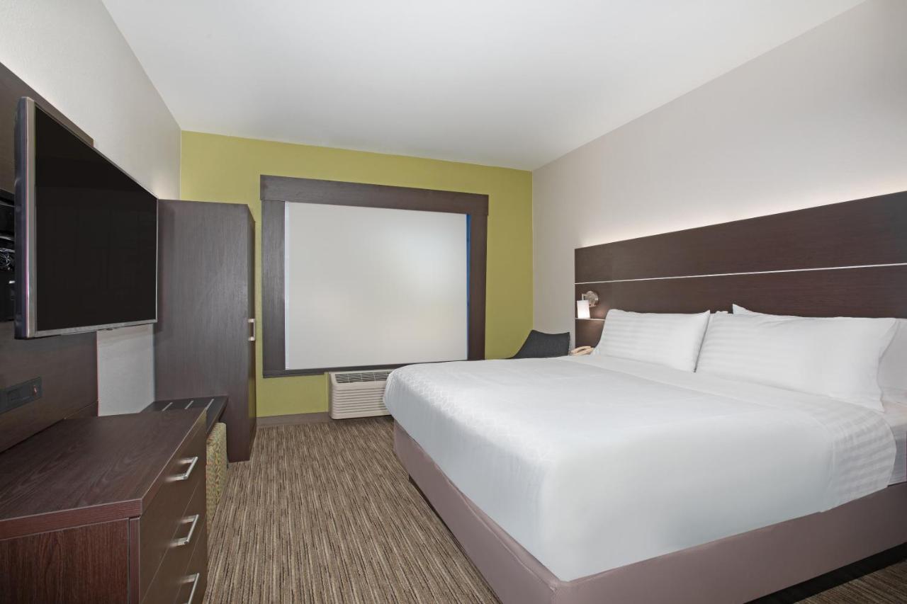 King Room at Holiday Inn Express Hotel & Suites Longmont by IHG