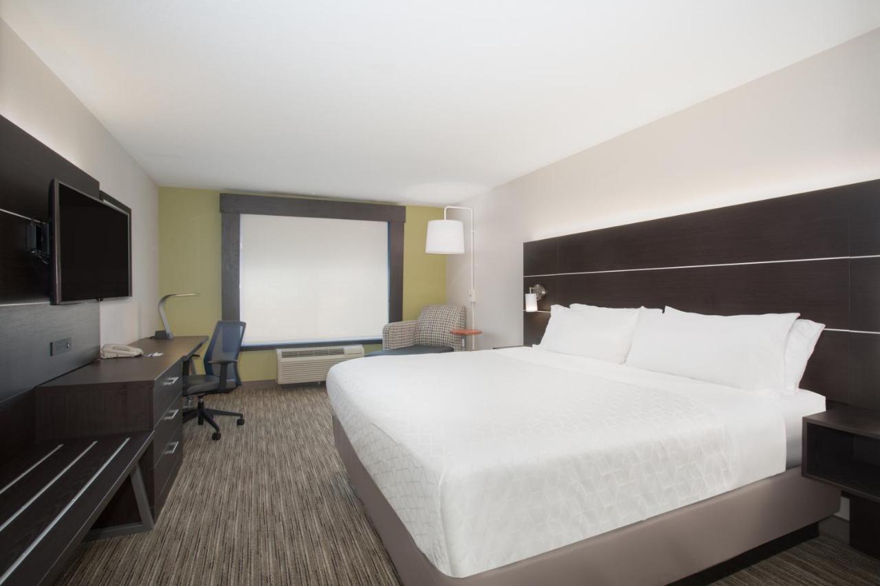 King Room at Holiday Inn Express Hotel & Suites Longmont by IHG