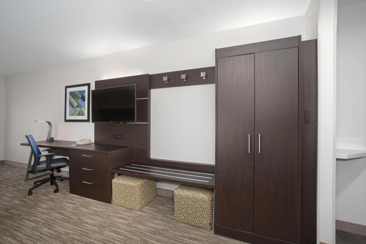 King Room at Holiday Inn Express Hotel & Suites Longmont by IHG