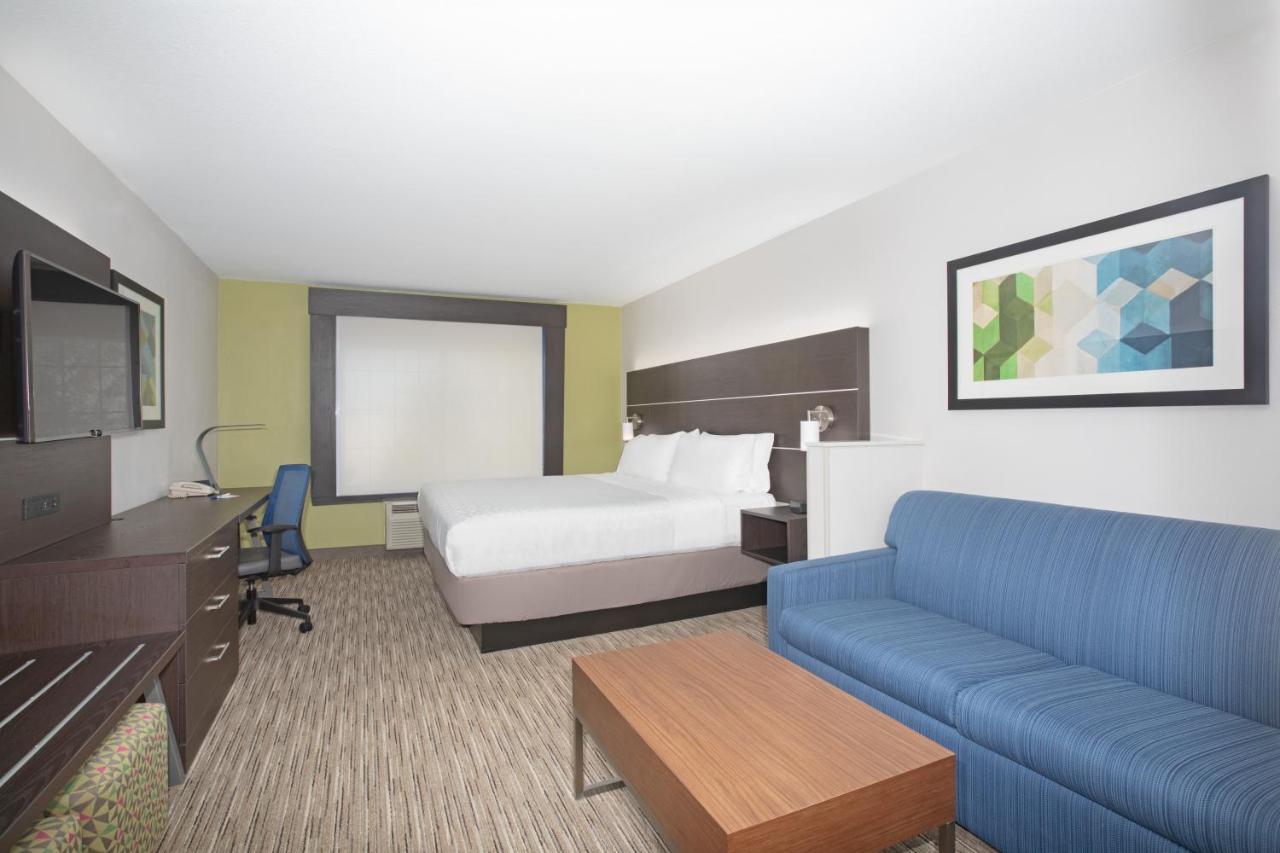 King Suite at Holiday Inn Express Hotel & Suites Longmont by IHG