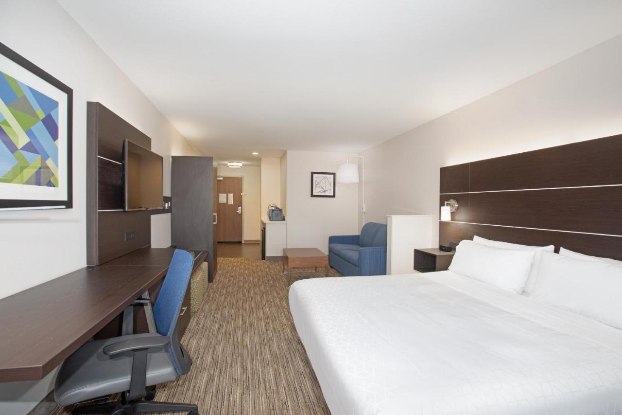 King Suite at Holiday Inn Express Hotel & Suites Longmont by IHG