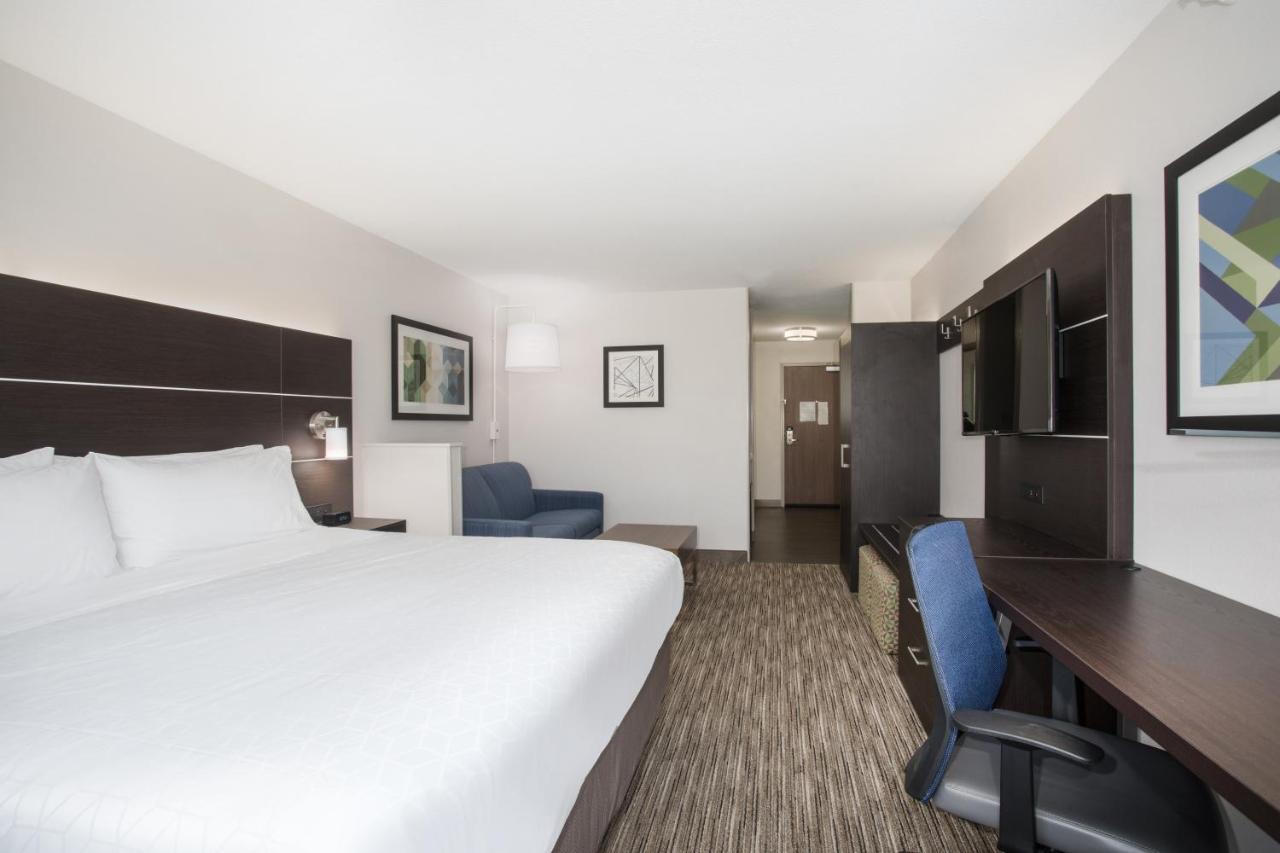 King Suite at Holiday Inn Express Hotel & Suites Longmont by IHG