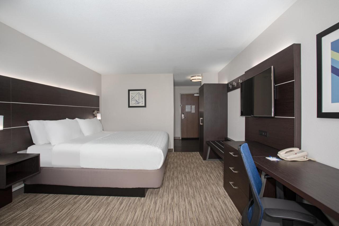 King Room at Holiday Inn Express Hotel & Suites Longmont by IHG