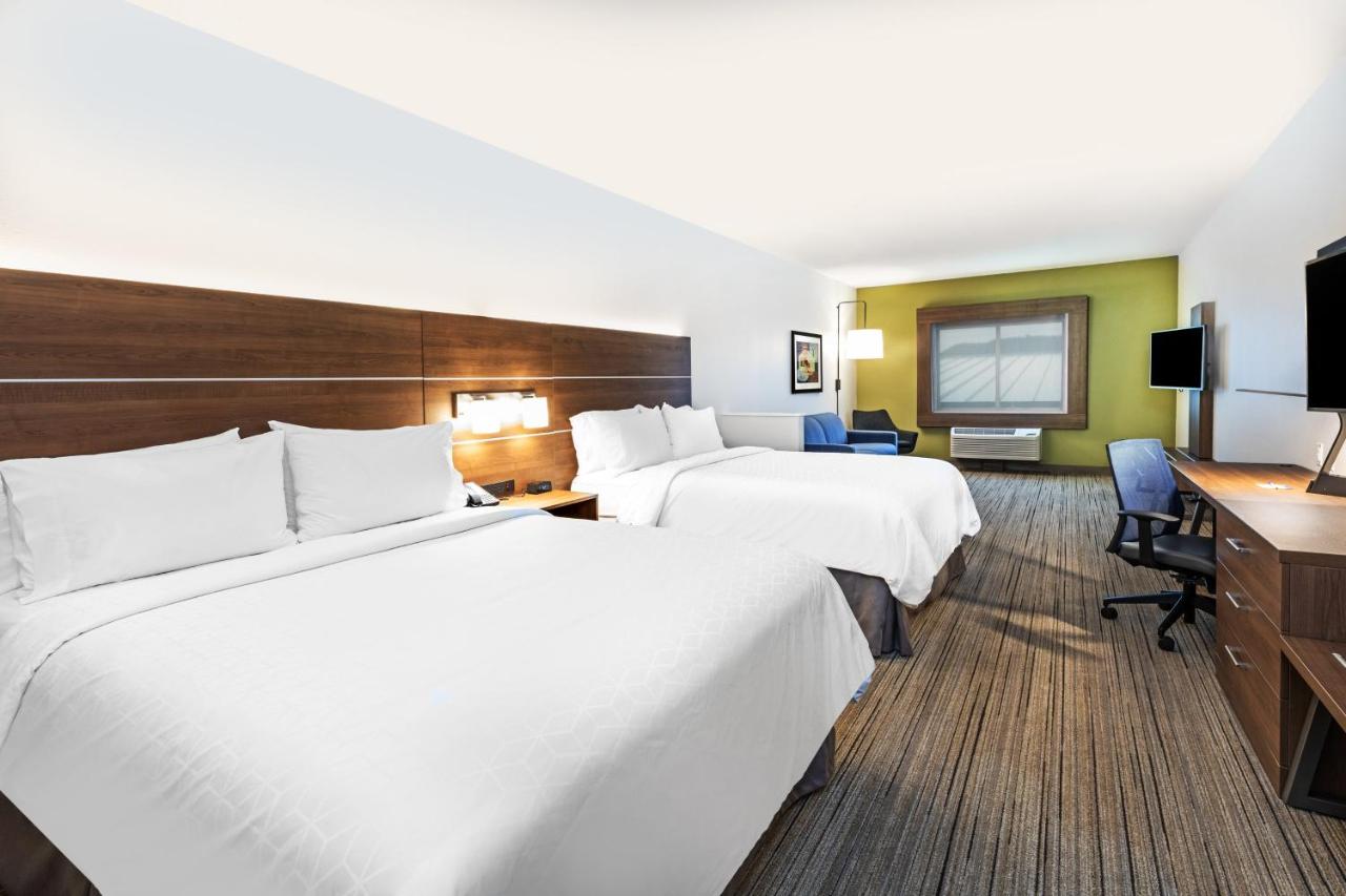 Deluxe Twin Room with Hearing Accessible Roll-In Shower - Non-Smoking at Holiday Inn Express & Suites Junction by IHG