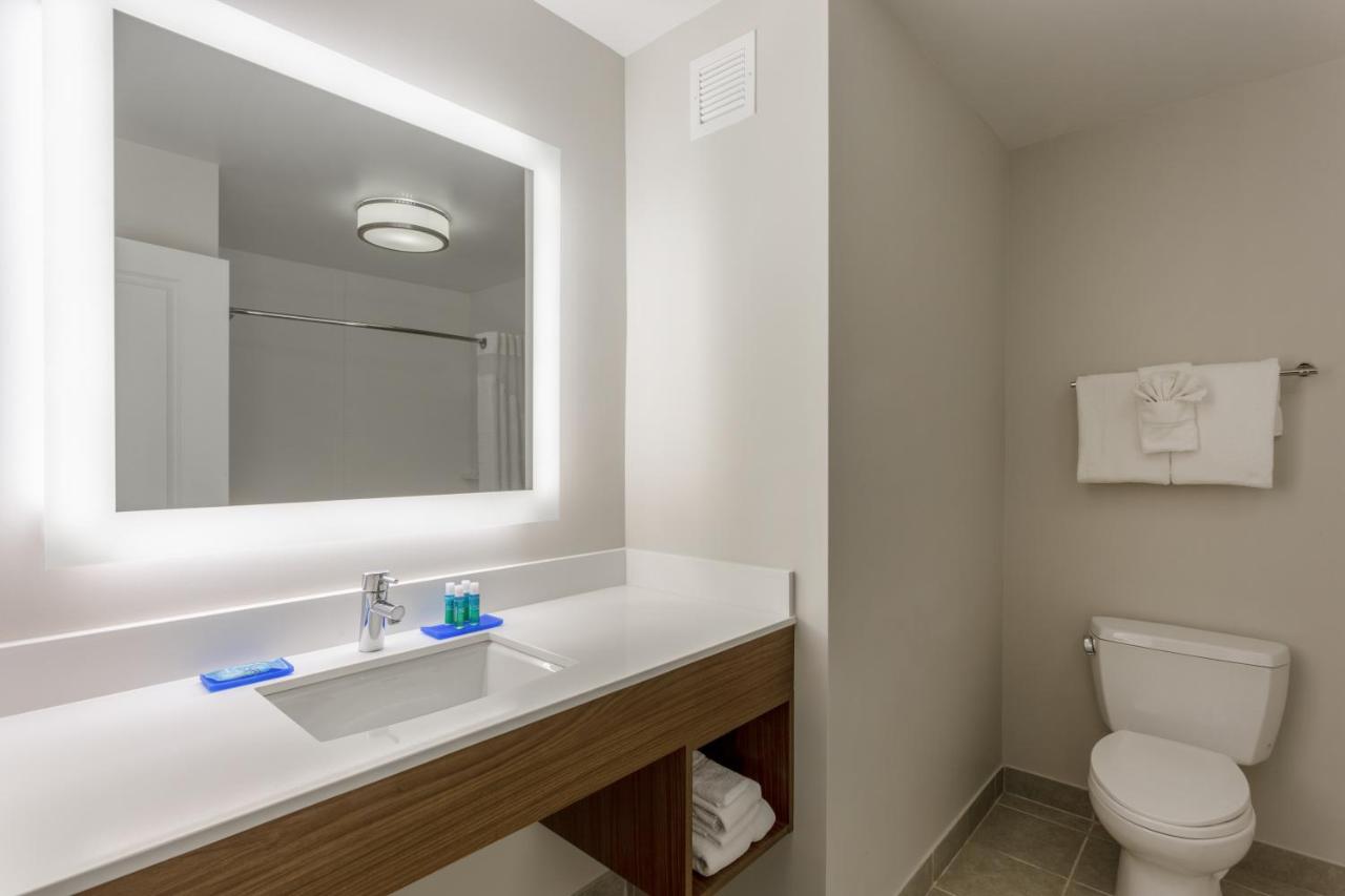 King Suite at Holiday Inn Express & Suites Vandalia by IHG