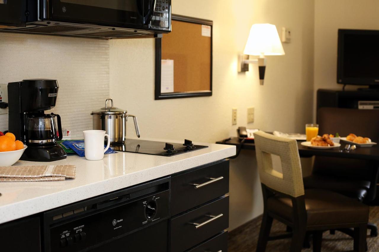 Queen Studio at Candlewood Suites East Lansing by IHG