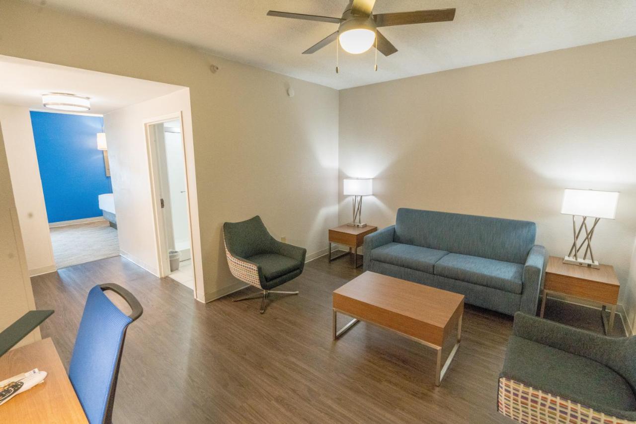 King Suite at Holiday Inn Express & Suites Nashville - Brentwood I-65 by IHG