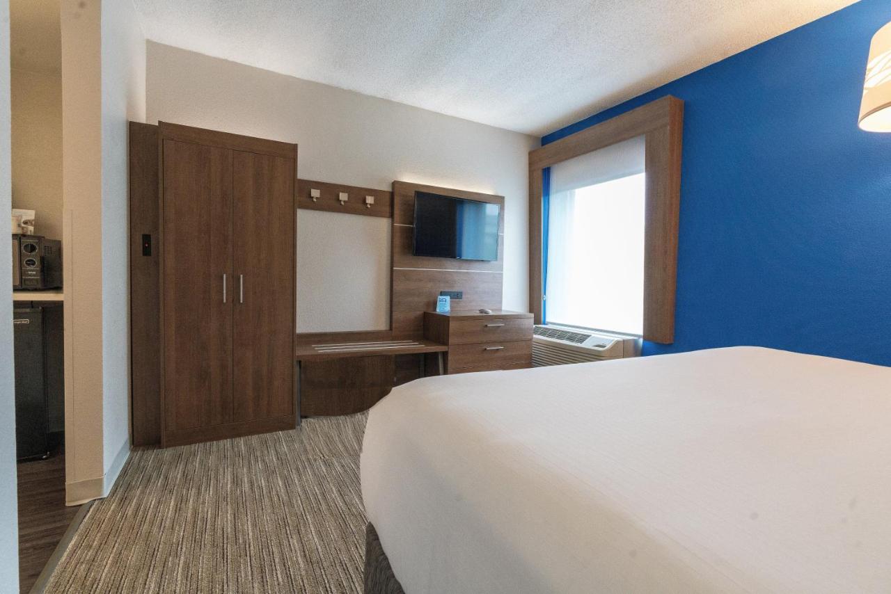 Executive King Suite at Holiday Inn Express & Suites Nashville - Brentwood I-65 by IHG
