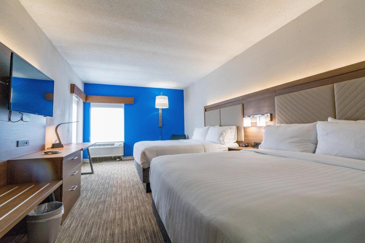 Queen Room with Two Queen Beds at Holiday Inn Express & Suites Nashville - Brentwood I-65 by IHG