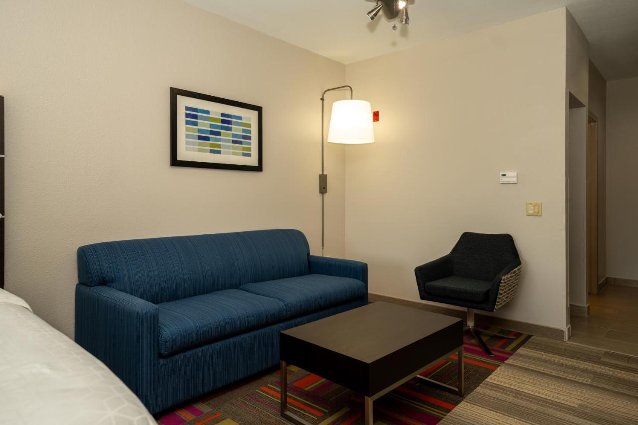 Deluxe Suite at Holiday Inn Express & Suites Deer Park by IHG