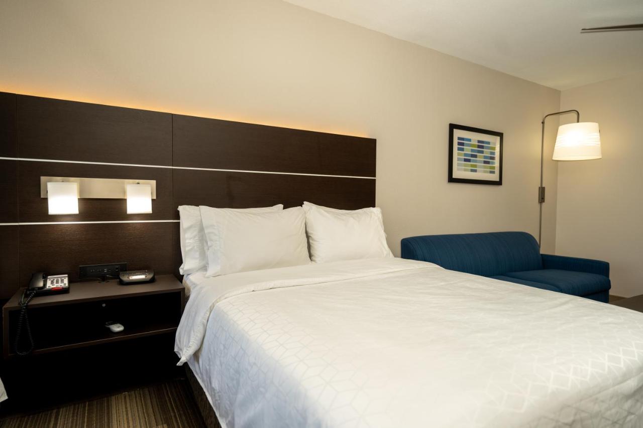 Queen Suite at Holiday Inn Express & Suites Deer Park by IHG