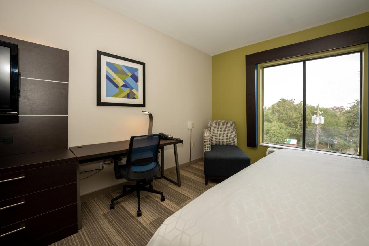 King Room with Bath Tub - Disability Access at Holiday Inn Express & Suites Deer Park by IHG
