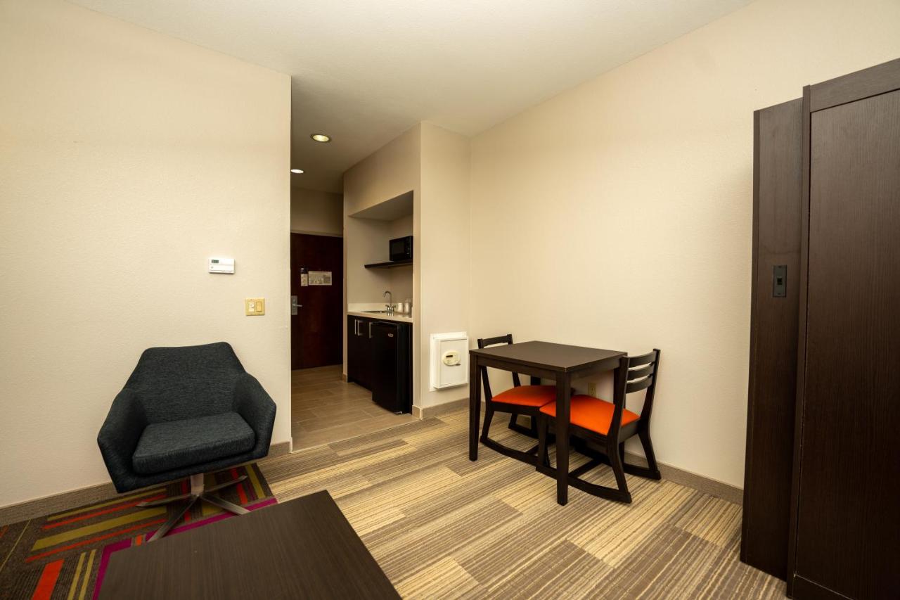 Queen Suite at Holiday Inn Express & Suites Deer Park by IHG