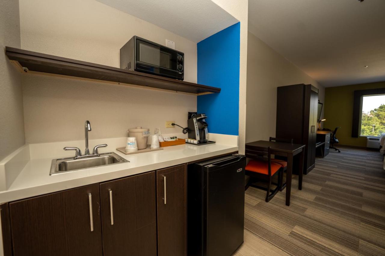 Queen Suite at Holiday Inn Express & Suites Deer Park by IHG