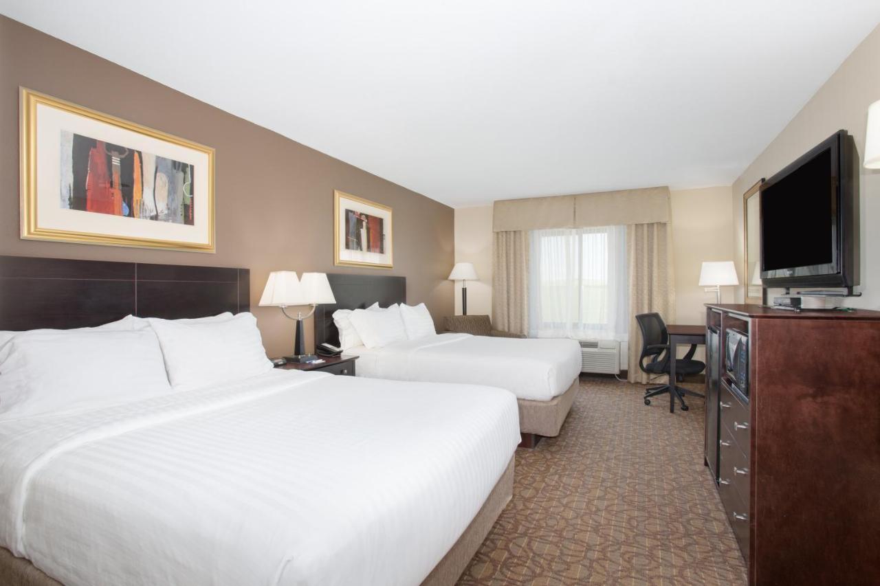 Queen Room with Two Queen Beds at Holiday Inn Express Hotel & Suites Concordia by IHG