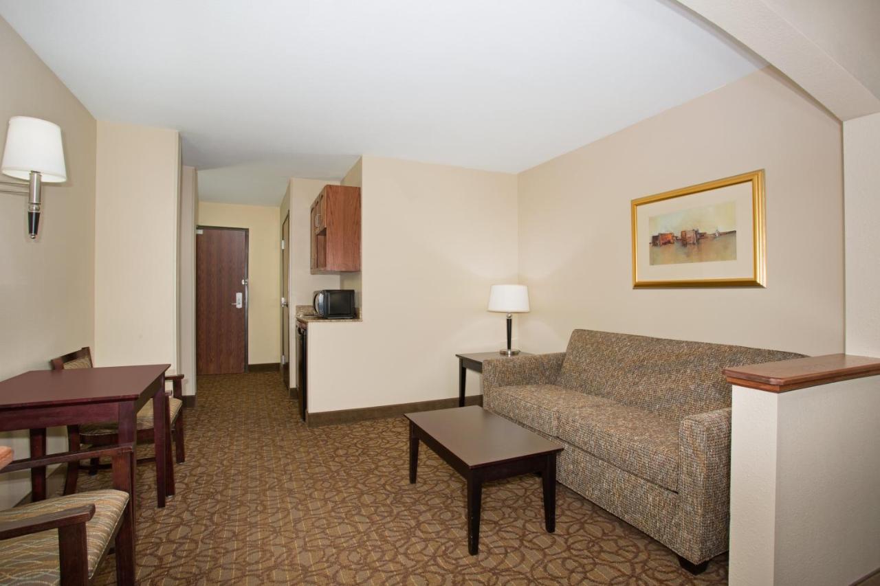 King Suite - Disability Access at Holiday Inn Express Hotel & Suites Concordia by IHG