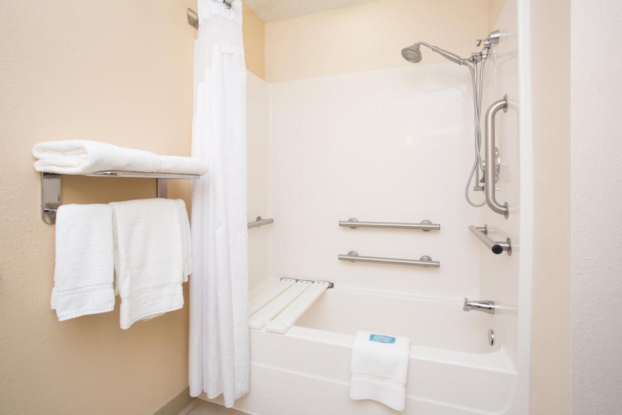 King Room - Disability Access at Holiday Inn Express Hotel & Suites Concordia by IHG