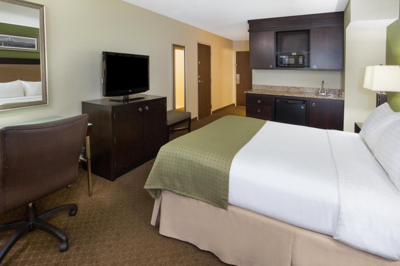 Standard Queen Room at Holiday Inn Airport - Portland by IHG