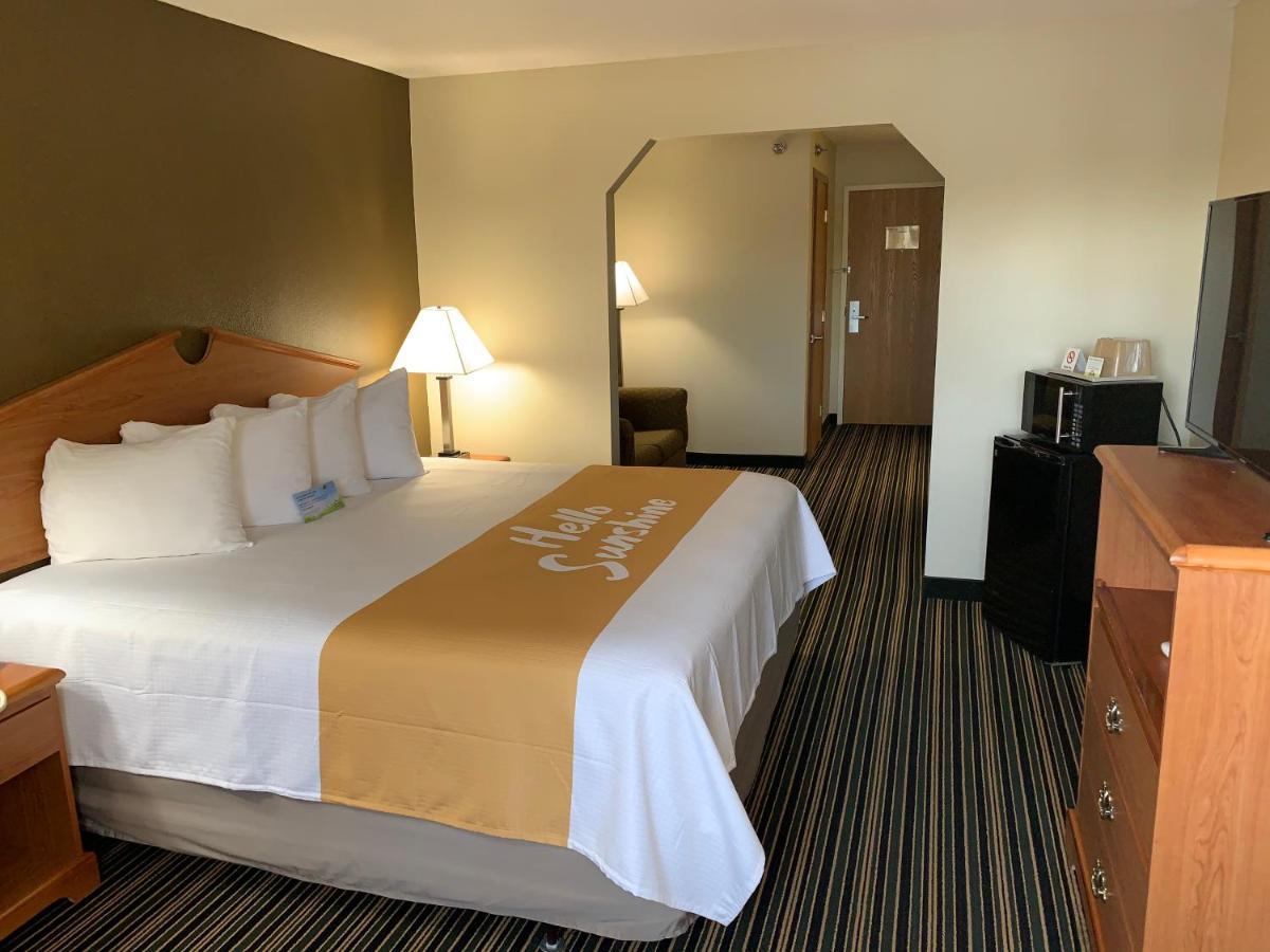 Deluxe King Studio Suite - Non-Smoking at Days Inn by Wyndham Ottumwa