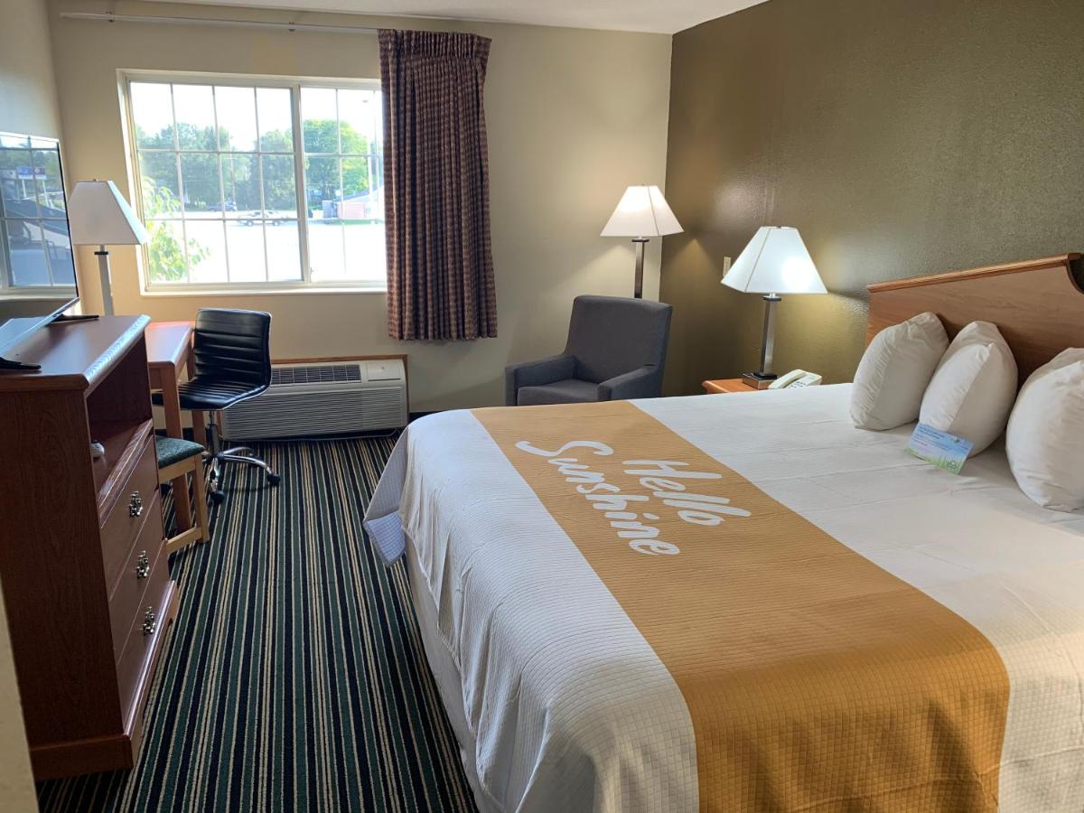 King Room - Non-Smoking at Days Inn by Wyndham Ottumwa
