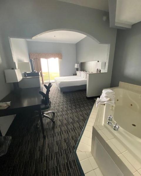 King Suite with Jacuzzi - Lakeside - Non-Smoking at Lakeside Resort and Conference Center