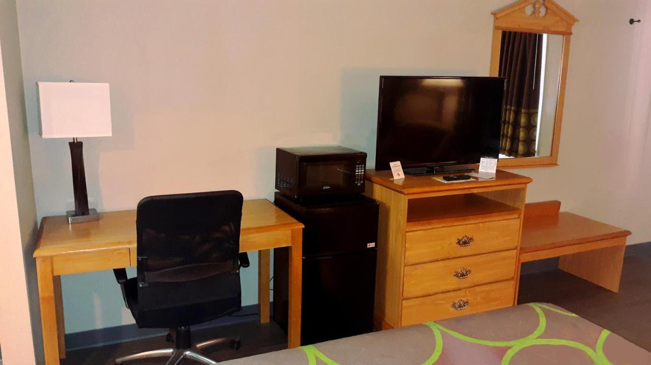 Queen Room - Non-Smoking at Super 8 by Wyndham Fort Chiswell/Wytheville Area