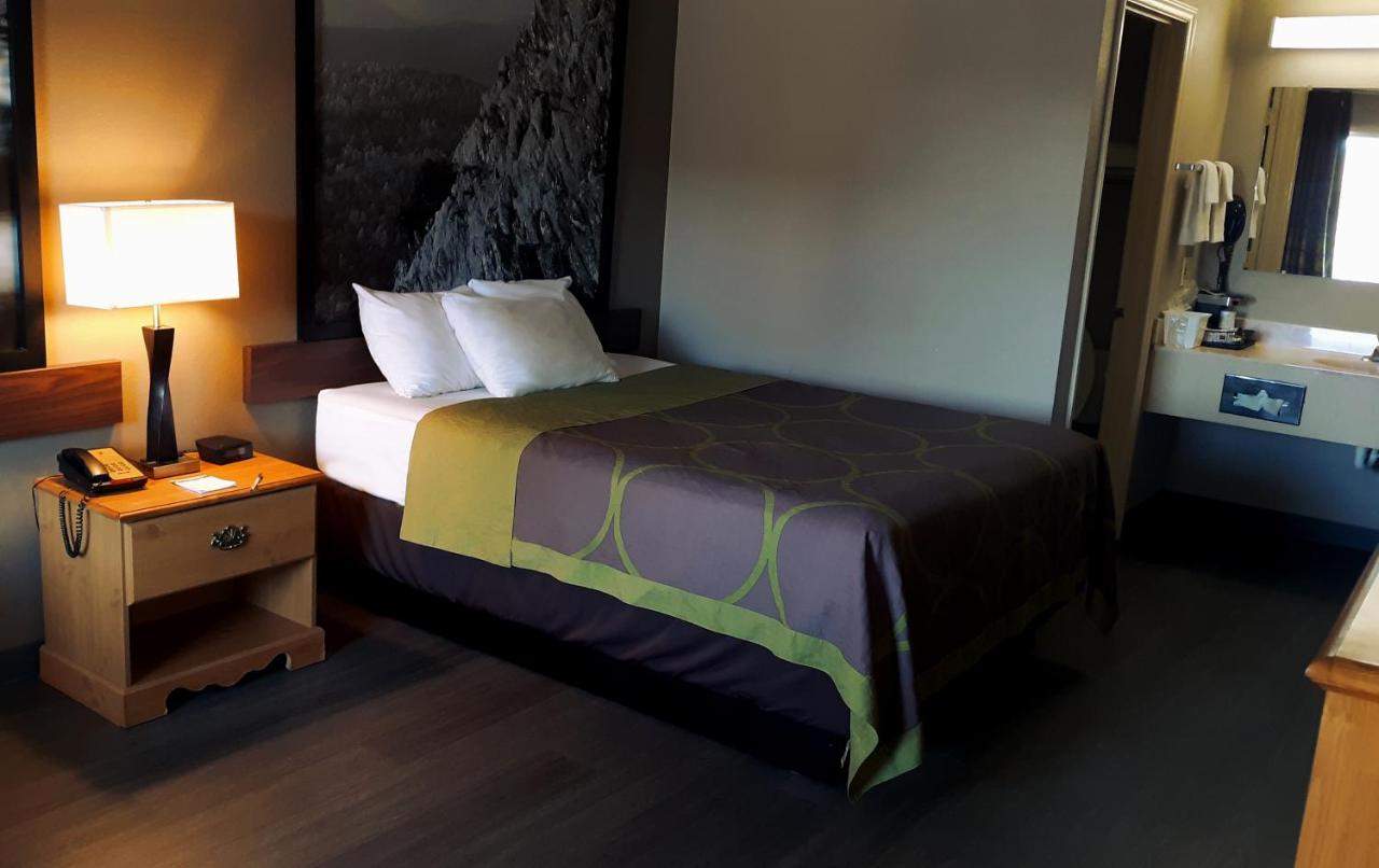 Queen Room - Non-Smoking at Super 8 by Wyndham Fort Chiswell/Wytheville Area