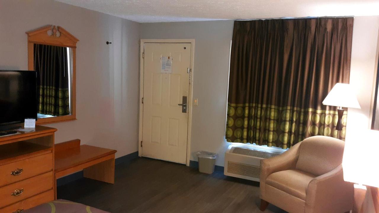 Queen Room - Non-Smoking at Super 8 by Wyndham Fort Chiswell/Wytheville Area