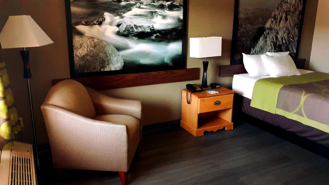 Queen Room - Non-Smoking at Super 8 by Wyndham Fort Chiswell/Wytheville Area