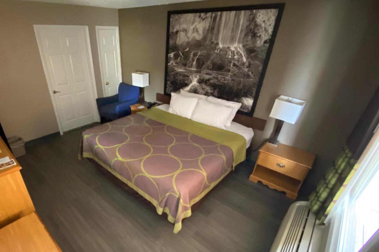 King Room - Mobility Access/Non-Smoking at Super 8 by Wyndham Fort Chiswell/Wytheville Area