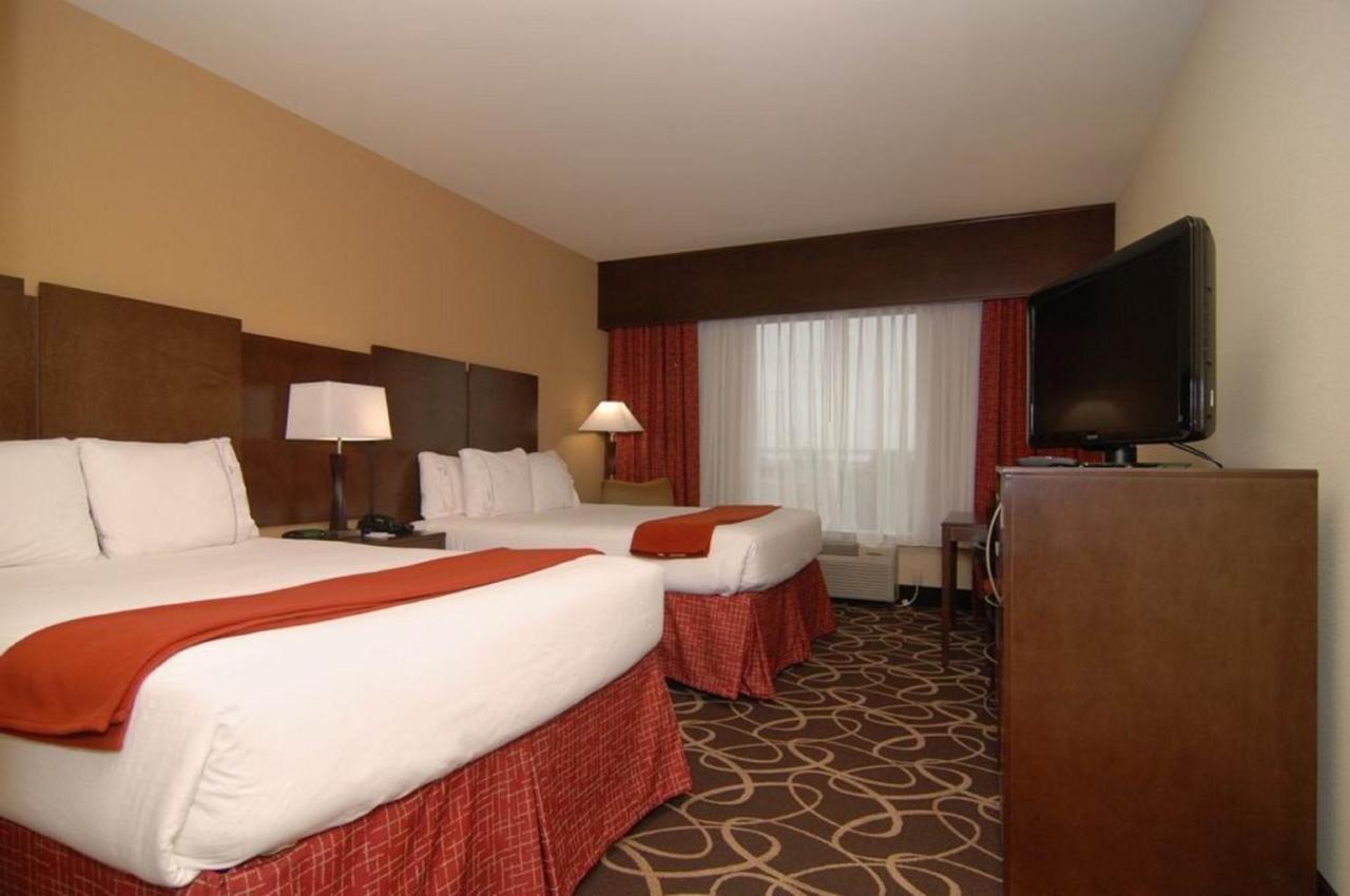 Twin Room - Mobility Access with Bath Tub at Holiday Inn Express & Suites Houston South near Pearland by IHG