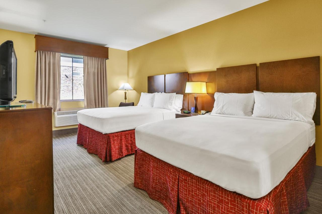 Queen Room with Two Queen Beds at Holiday Inn Express & Suites Houston South near Pearland by IHG