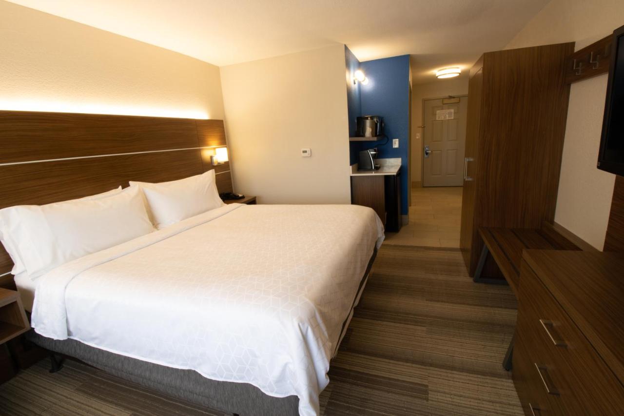King Room at Holiday Inn Express and Suites Manassas by IHG