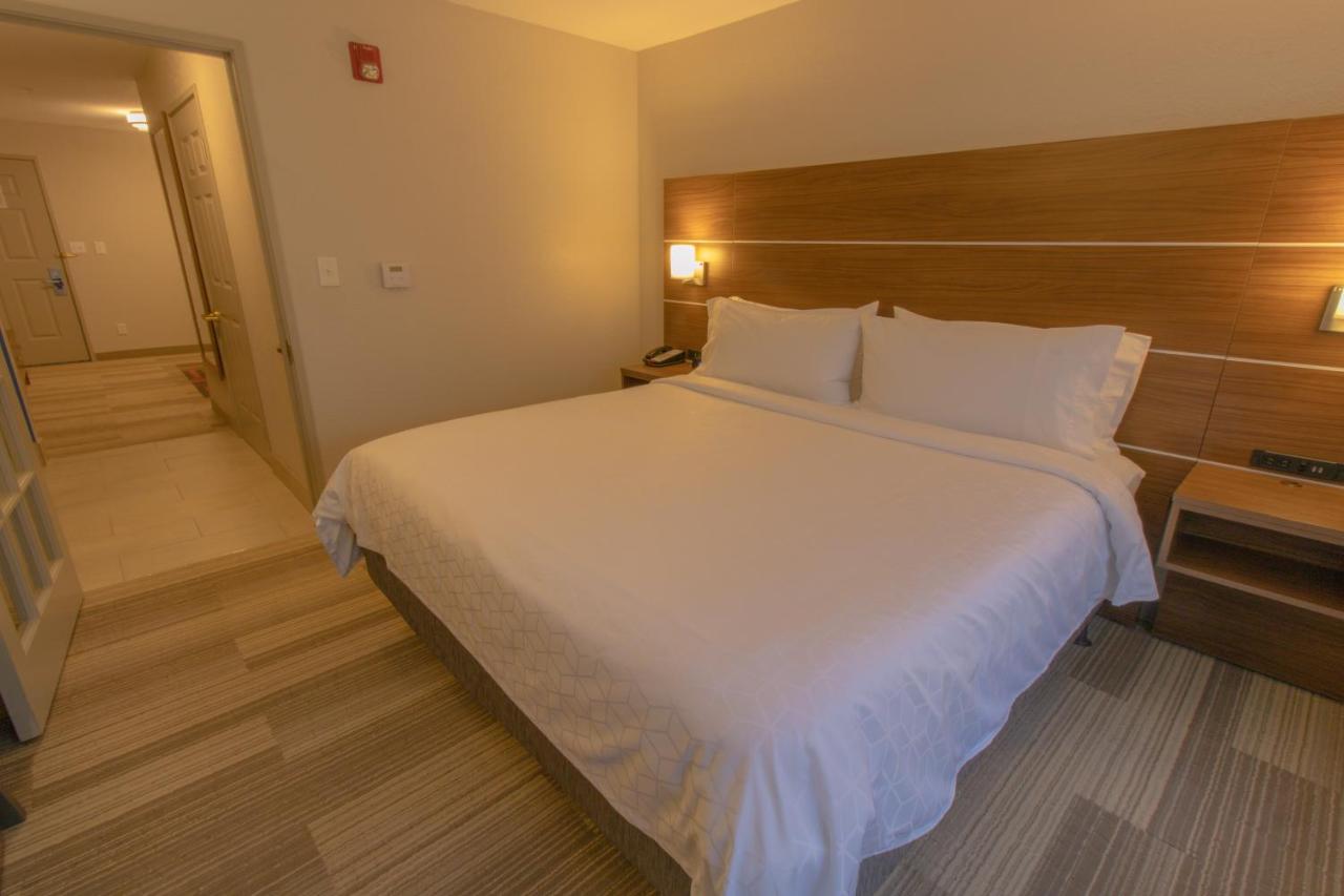 King Room with Disability Access - Non-Smoking at Holiday Inn Express and Suites Manassas by IHG