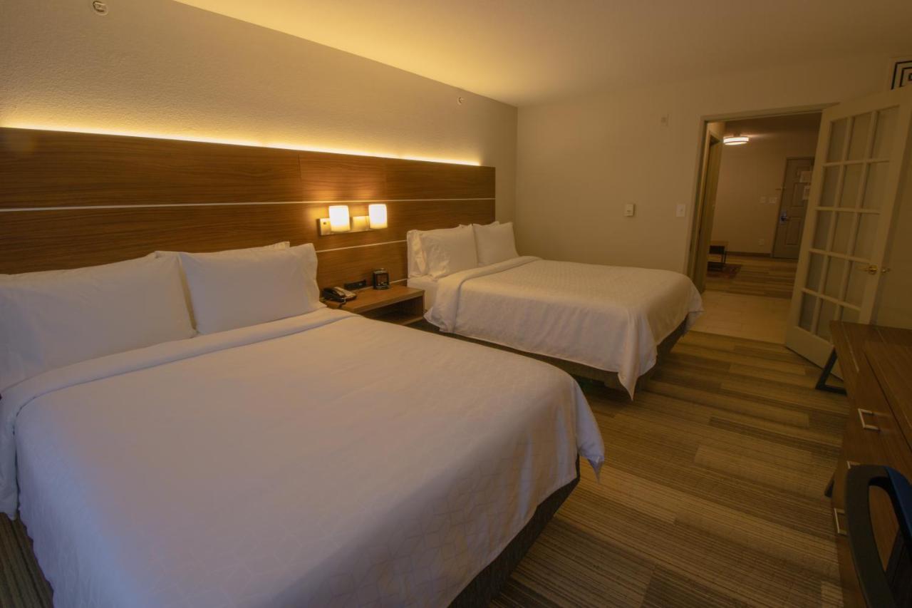Queen Suite at Holiday Inn Express and Suites Manassas by IHG