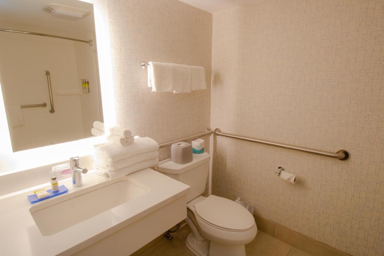 Suite with Mobility Accessible Tub - Non-Smoking at Holiday Inn Express and Suites Manassas by IHG