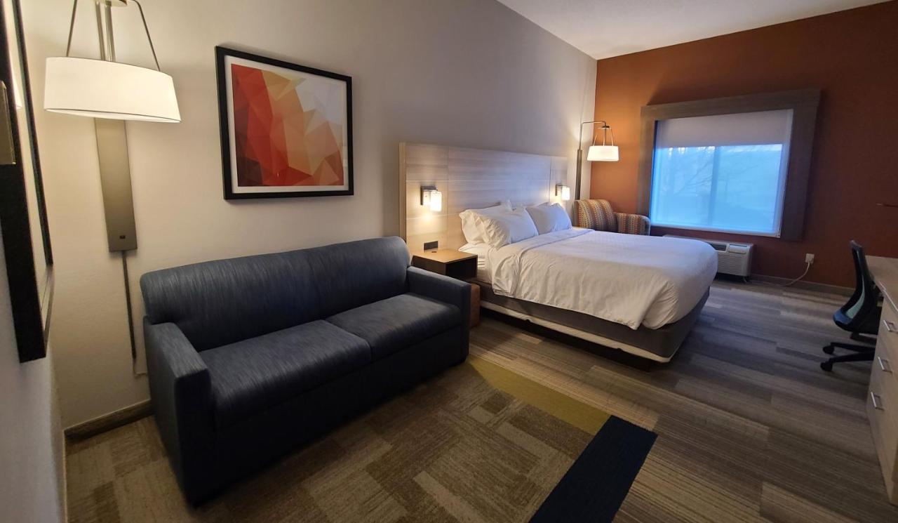 King Suite at Holiday Inn Express Newton Falls, an IHG Hotel
