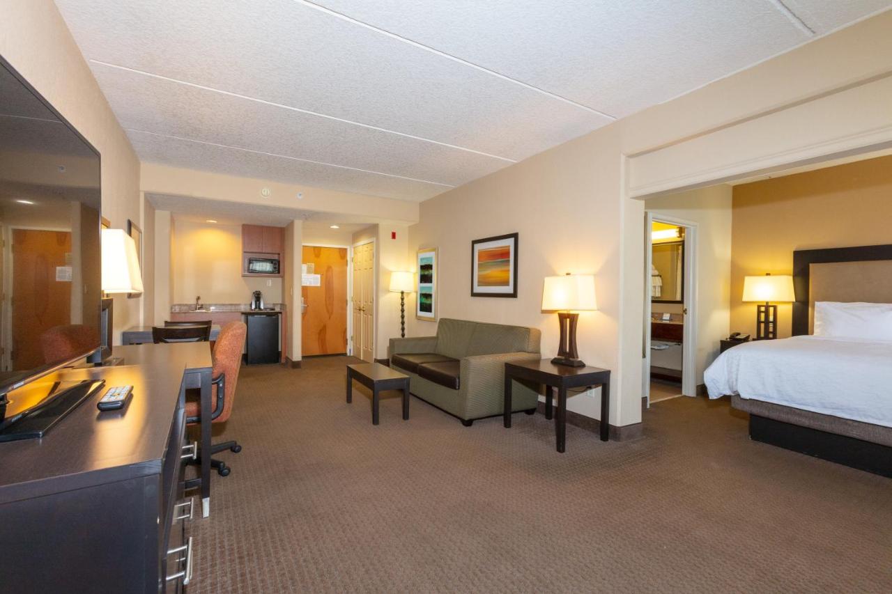 Executive Queen Suite at Holiday Inn Express & Suites Jacksonville Airport by IHG