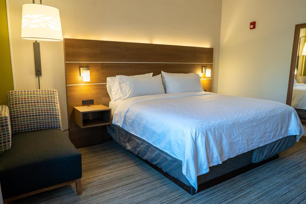 Queen Room at Holiday Inn Express Boston by IHG