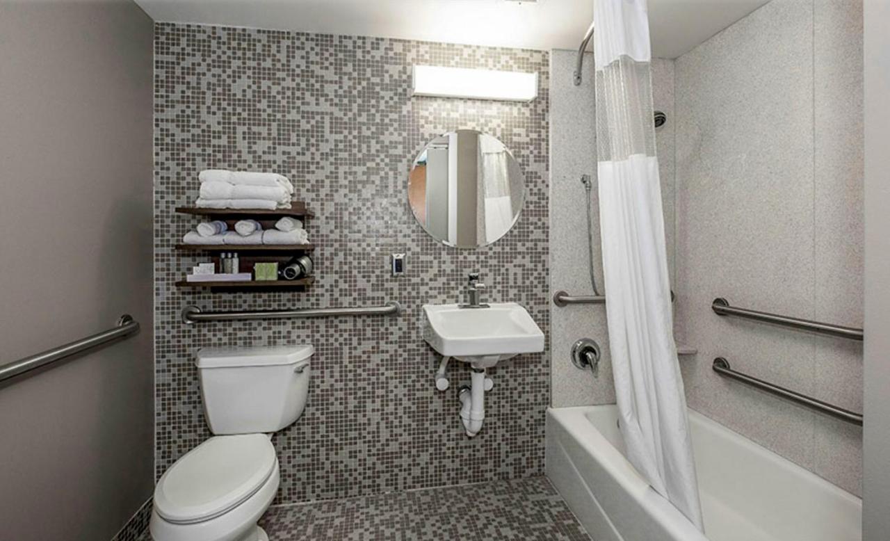 Deluxe Queen Room - Mobility Access/Non-Smoking at State House Inn, Trademark Collection by Wyndham