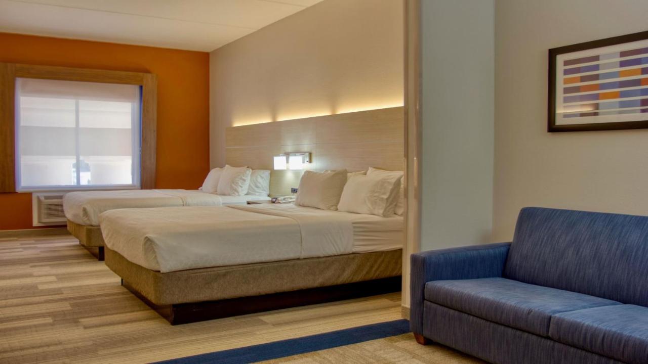 Queen Suite with Two Queen Beds at Holiday Inn Express Hotel & Suites BYRAM by IHG
