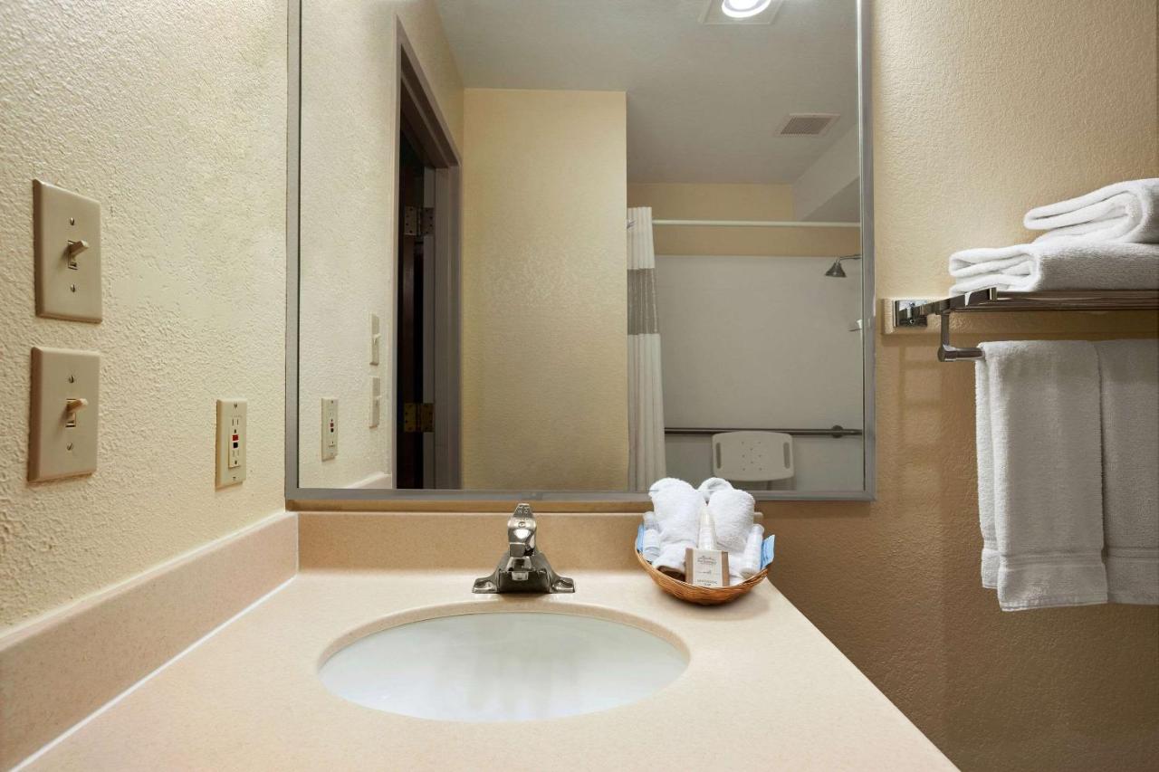 Queen Room - Accessible/Non-Smoking at Quality Inn Lincoln Cornhusker