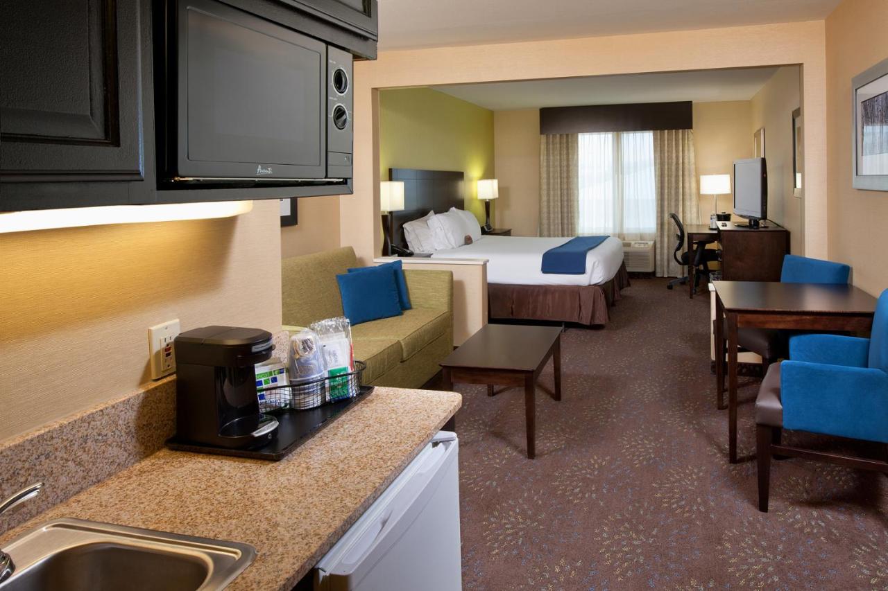 King Suite - Non-Smoking at Holiday Inn Express Hotel & Suites Saginaw by IHG